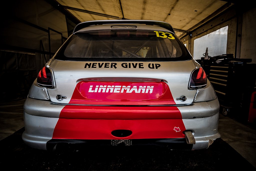 Det velkendte motto for Linnemann Motorsport
(Foto: Dan Knudsen – Photo-Graphic)